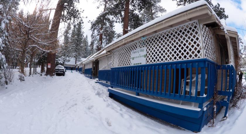 a blue train traveling through a snow covered field, Cathy's Cottages in Big Bear Lake (CA)