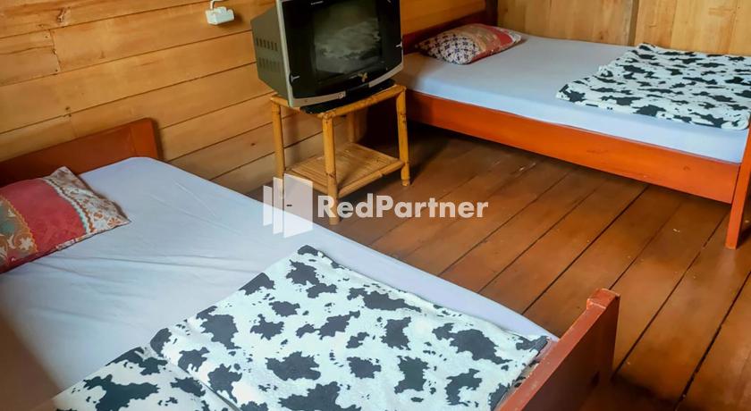 a bedroom with a bed and a television, Saung Sarongge Syariah RedPartner in Puncak