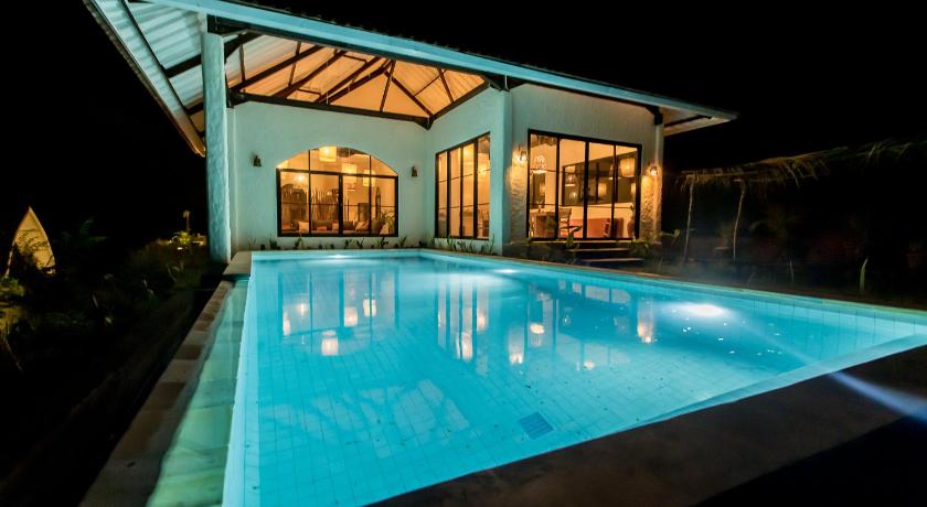 Drop In Surf Lodge photo