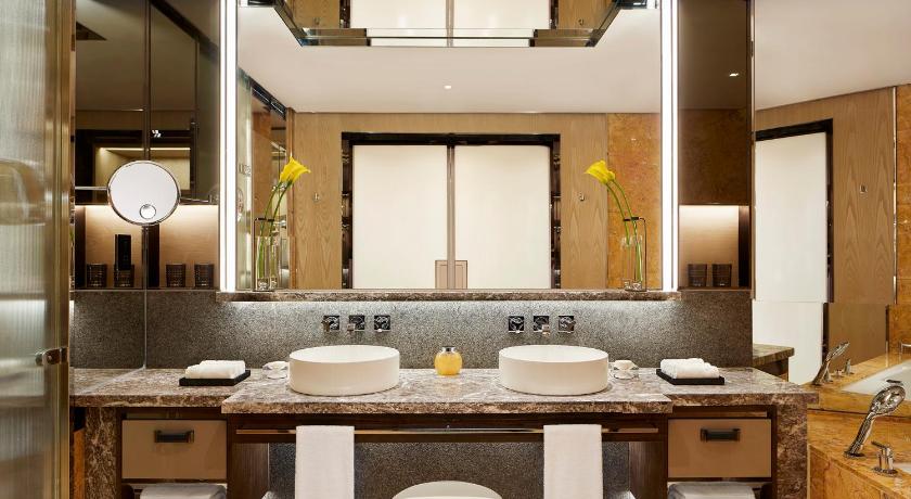 Image of Renovated Superior Harbour View Suite King 2