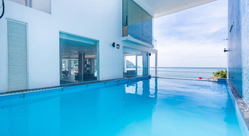 Palm Villa 23 (Beachfront Pool Villa Vung Tau with an Ocean view and Karaoke, Billards) — Hotel in Vung Tau
