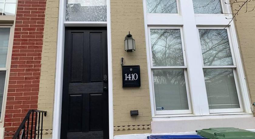 Upscale 2BD/1.5BA townhome mins to JHH & downtown photo