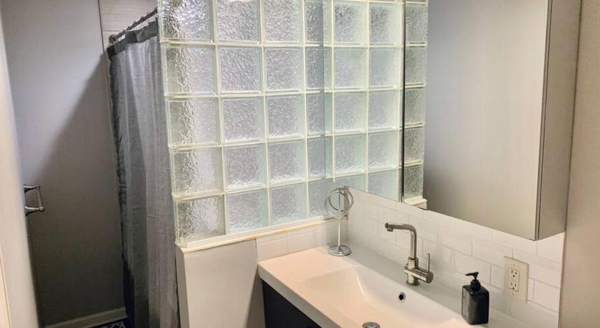 Upscale 2BD/1.5BA townhome mins to JHH & downtown photo