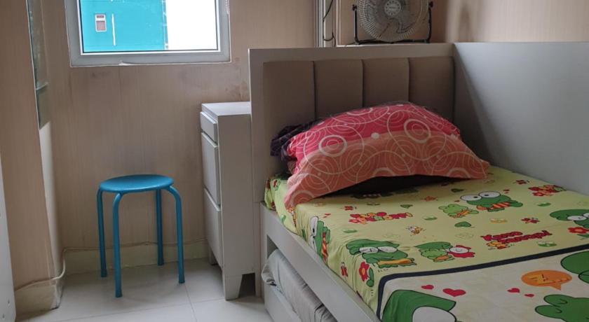 a bedroom with a bed and a window, Properti9 at Apartemen Green Pramuka in Jakarta