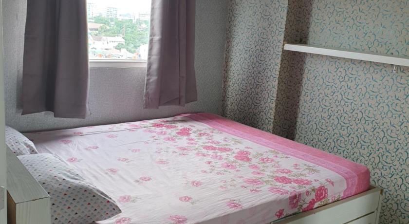 a small bed in a small room, Properti9 at Apartemen Green Pramuka in Jakarta