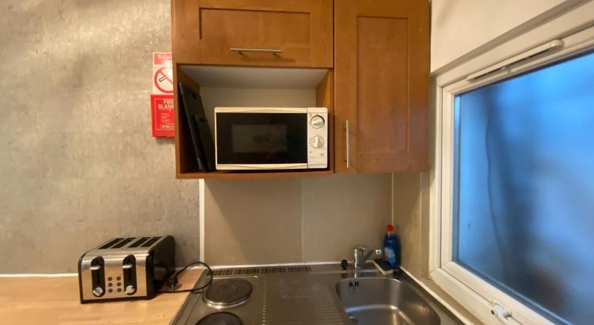 F1-Basement Studio Fits 3 Near Paddington photo