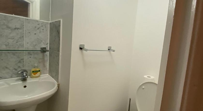 F1-Basement Studio Fits 3 Near Paddington photo