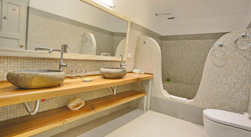 Image of Cave Suite with Caldera View 2