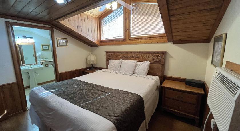 Whispering Pines Lodge photo