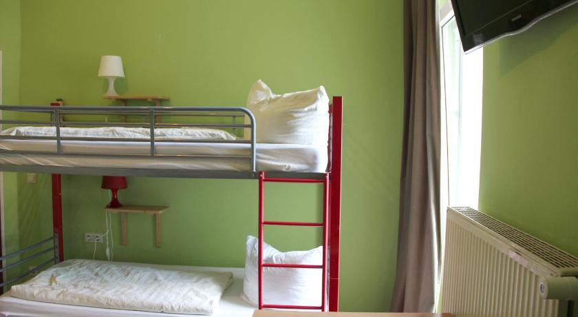 Image of Room with 5 Beds with private bathroom 2