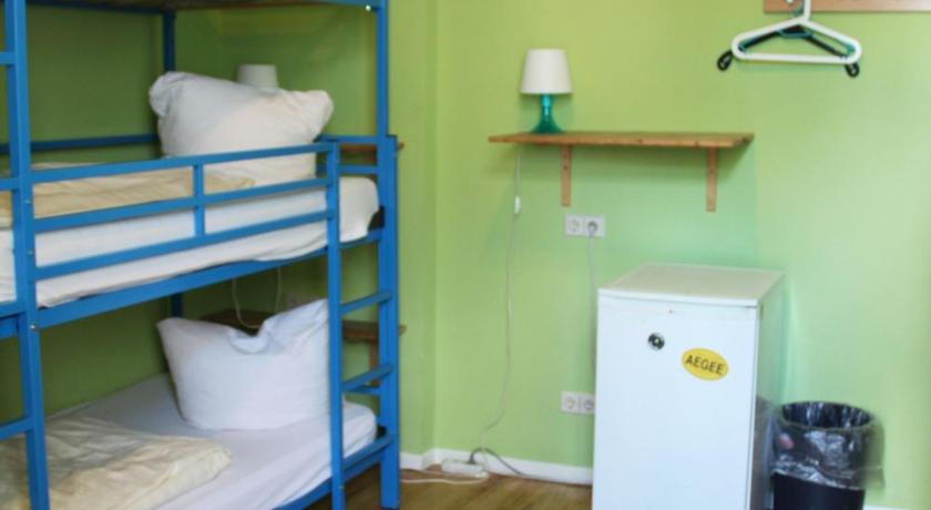 Image of Room with 5 Beds with private bathroom 4