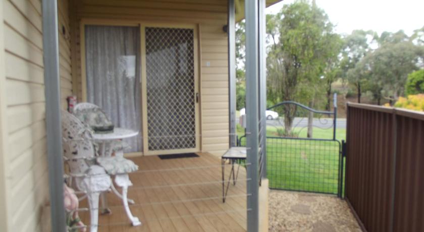 a dog standing in front of a house, Muswellbrook Northside Bed & Breakfast in Muswellbrook