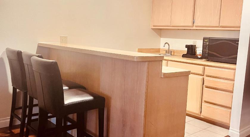 a kitchen with a table and chairs and a refrigerator, Howard Johnson by Wyndham Buena Park in Los Angeles (CA)