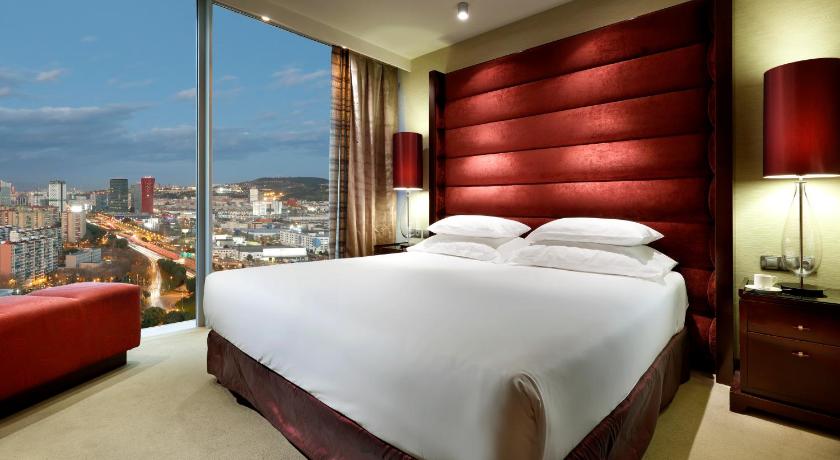 King Bed High Floor Deluxe City View Club Access fotója 1