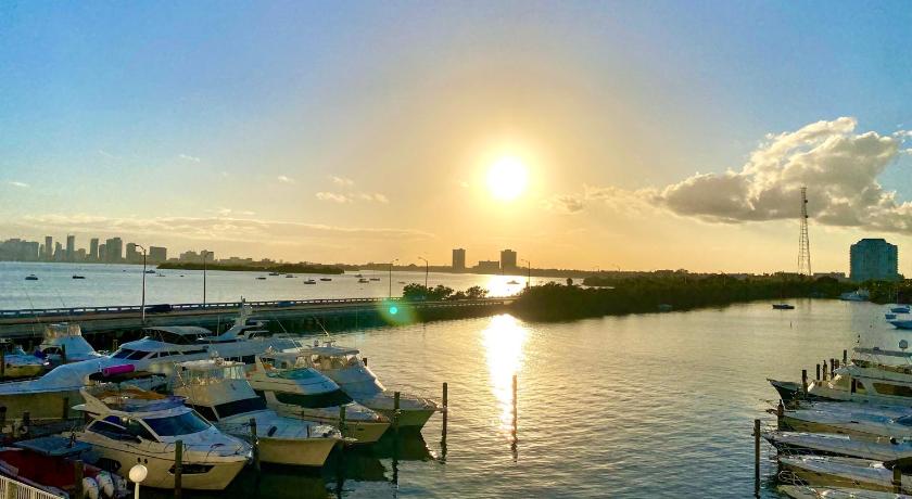 マイアミビーチ Deluxe waterfront one bedroom apartment with Miami Skyline view, free parking 5 mins drive to Miami  5つ星 宿泊施設 プール