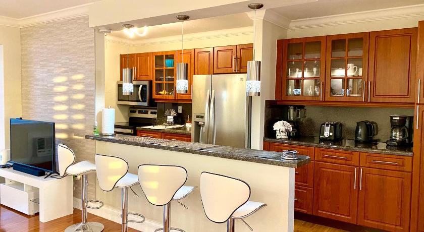 マイアミビーチ Deluxe waterfront one bedroom apartment with Miami Skyline view, free parking 5 mins drive to Miami  5つ星 宿泊施設 スイート