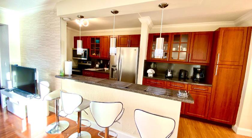 マイアミビーチ Deluxe waterfront one bedroom apartment with Miami Skyline view, free parking 5 mins drive to Miami  5つ星 宿泊施設 ロビー