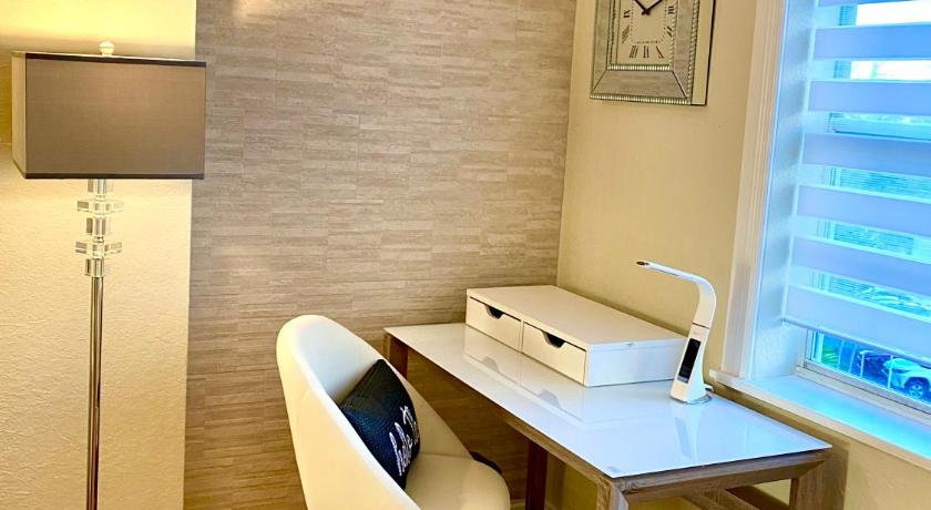 マイアミビーチ Deluxe waterfront one bedroom apartment with Miami Skyline view, free parking 5 mins drive to Miami  5つ星 宿泊施設 眺望