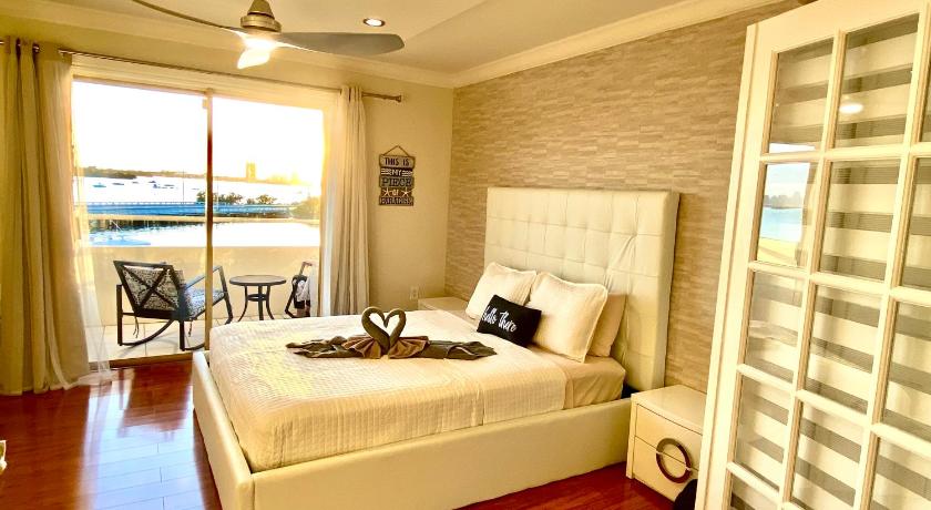 マイアミビーチ Deluxe waterfront one bedroom apartment with Miami Skyline view, free parking 5 mins drive to Miami  5つ星 宿泊施設 客室
