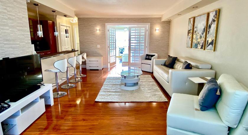 マイアミビーチ Deluxe waterfront one bedroom apartment with Miami Skyline view, free parking 5 mins drive to Miami  5つ星 宿泊施設 外観