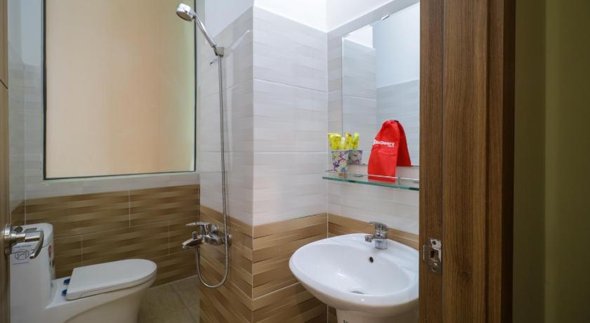 a bathroom with a toilet, sink and tub, RedDoorz To Ky Street in Ho Chi Minh City