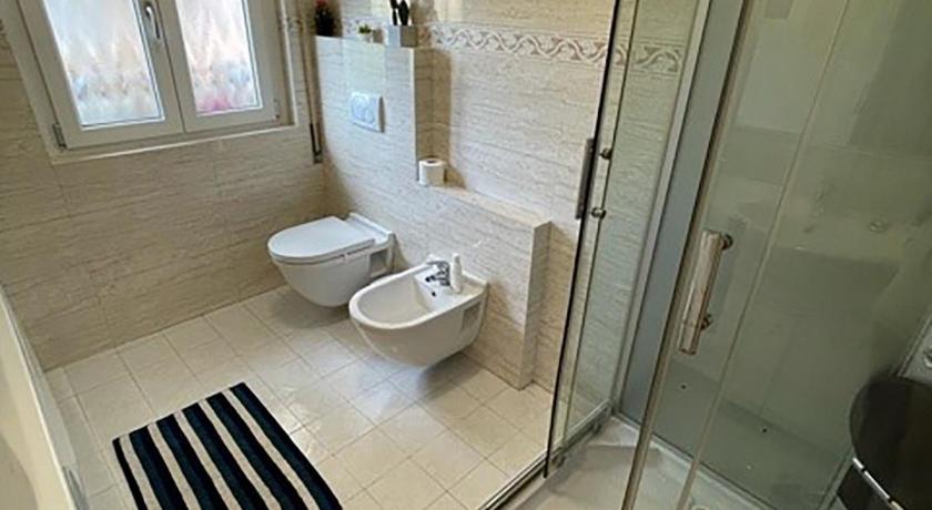 a bathroom with a shower, toilet, sink and tub, Affitti brevi Caterina in Seriate