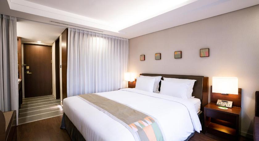 Image of Standard Room with Queen Bed Non Smoking 1