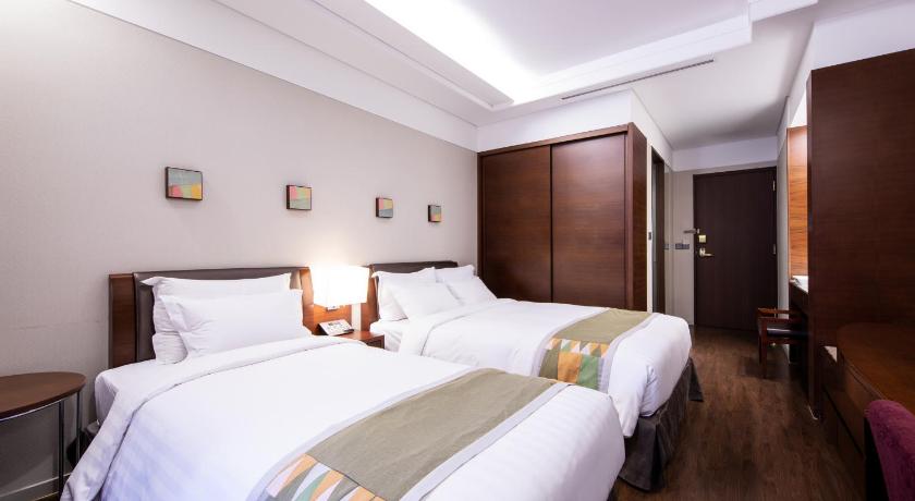 Image of Room with Double Bed, Single Bed and Terrace Non Smoking 6