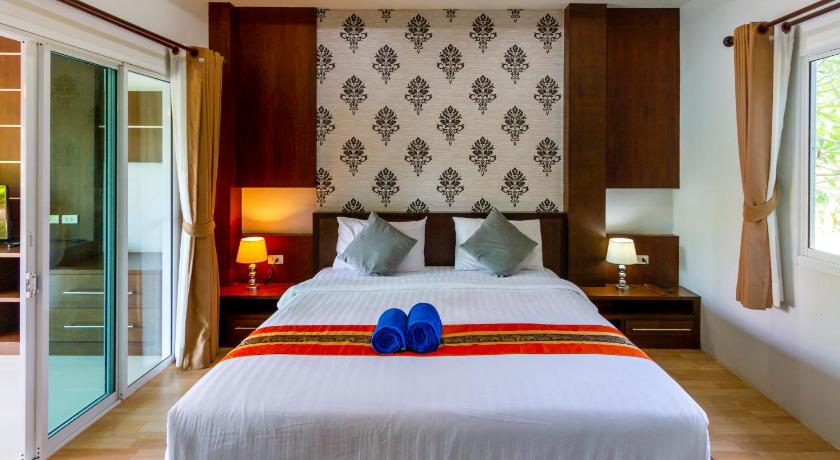 Image of 1-Bedroom Poolside Suite 6