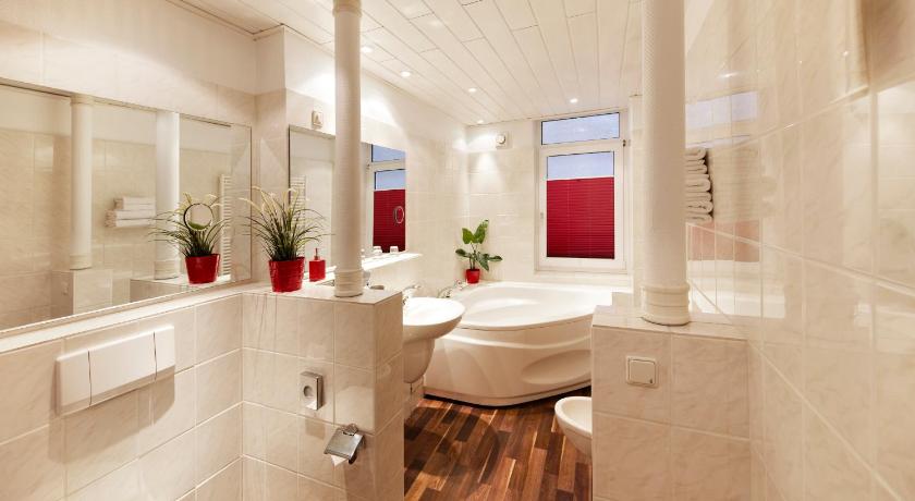 a bathroom with a sink, toilet and bathtub, Ringhotel Jensen in Lubeck