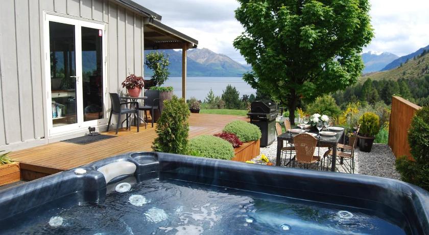 Private Cottage with Spa and Amazing Lake Views — Hotel in Queenstown