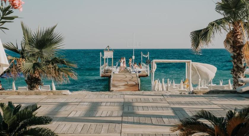 RAW BEACH HOTEL — Hotel in Antalya