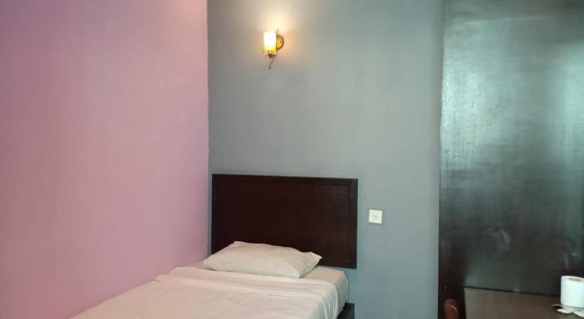 Bee Garden Motel - image 40