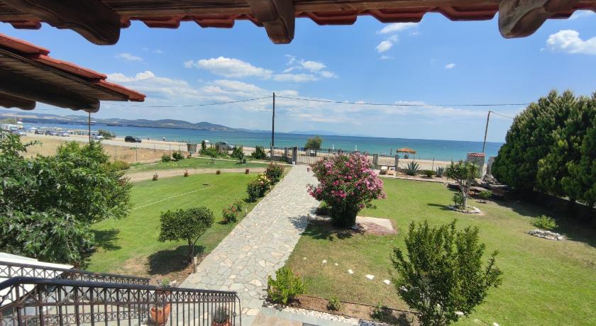 Kalyves beach - seafront apartment — Hotel in Chalkidiki