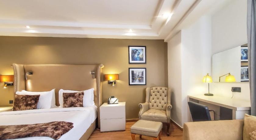 Victoria Crown Plaza Hotel photo