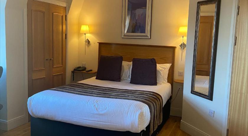 Royal Athenaeum Suites photo