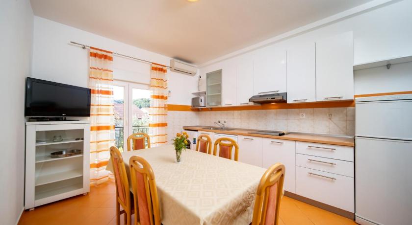 Apartments Rajska Plaza (129) — Hotel in Rab