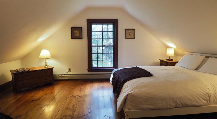 a bedroom with a bed and a window, The Featherbed Inn in Waitsfield (VT)