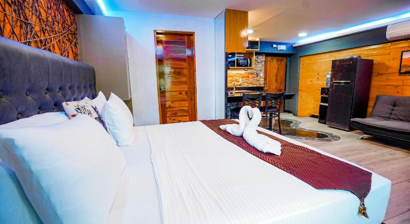 セブ ClockWorkOrange Luxury Suites 5つ星 ゲストハウス プール