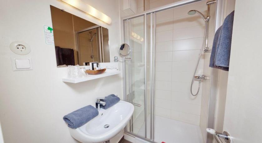 Image of Junior Suite with Garden View 2