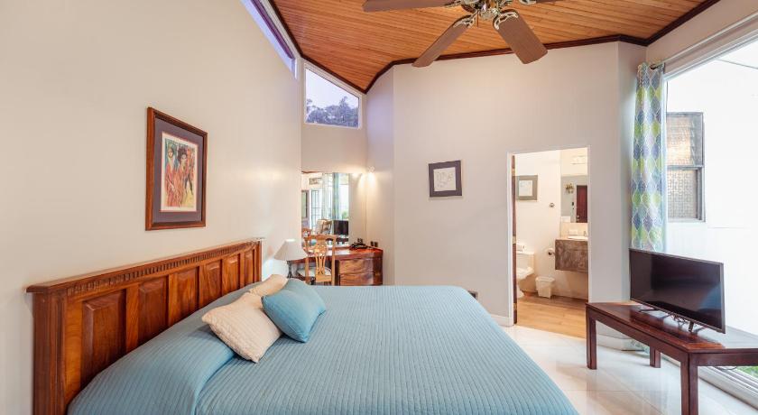 Image of Deluxe Double Room with Balcony 4