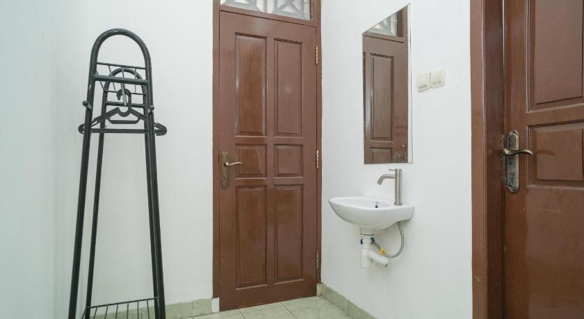 RedDoorz Near Bundaran Ciceri photo