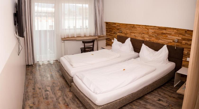Burg Rooms photo