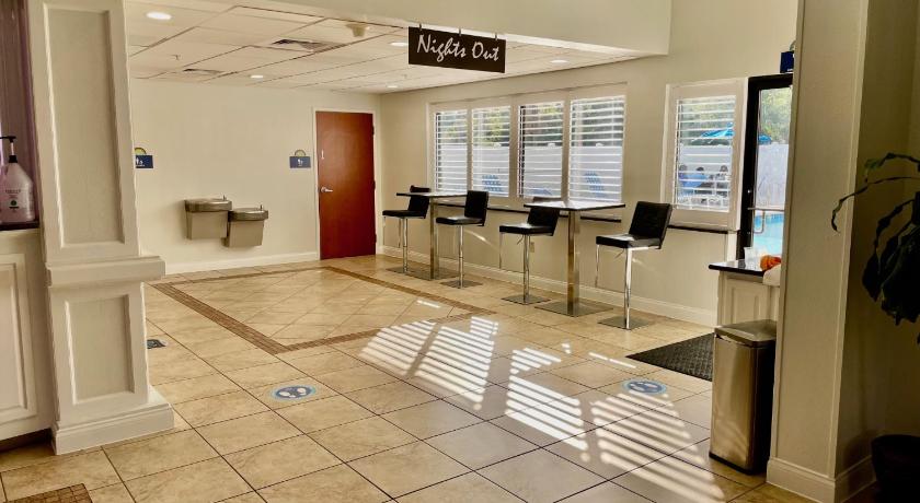 Days Inn & Suites by Wyndham Lakeland photo