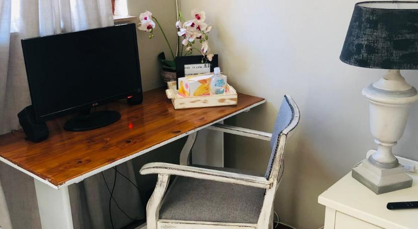Cozy guest suite with private access photo