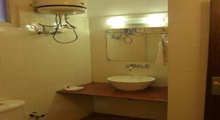 Bathroom, Hotel Greenfields in Manali