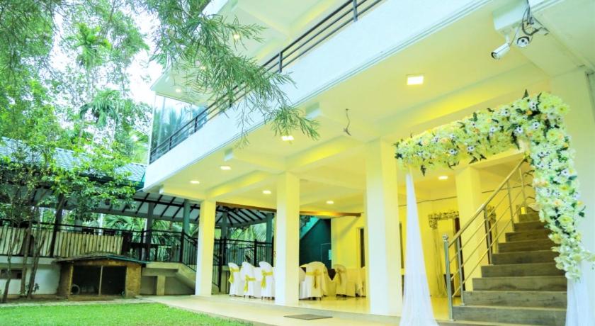 Hotel Achivina Kandy photo