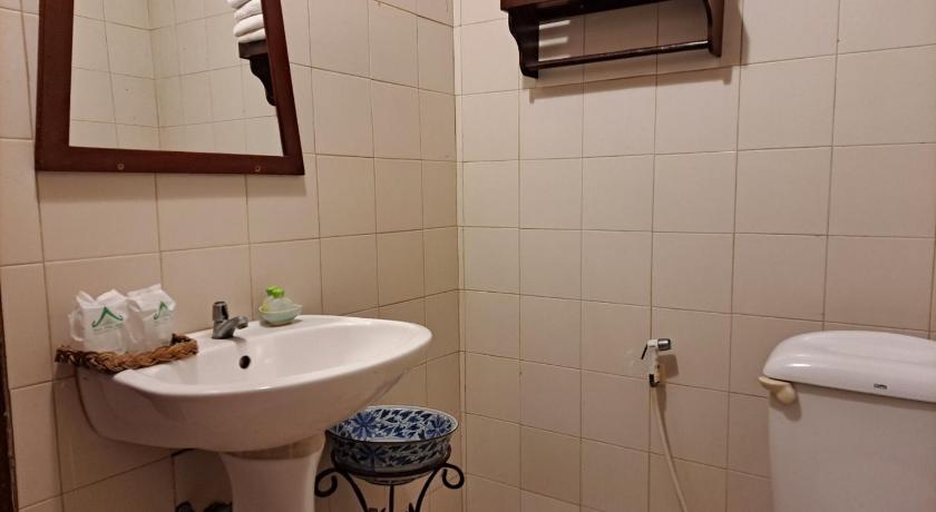 a bathroom with a toilet, sink, and bathtub, บ้านไทยรีสอร์ท in Suphan Buri
