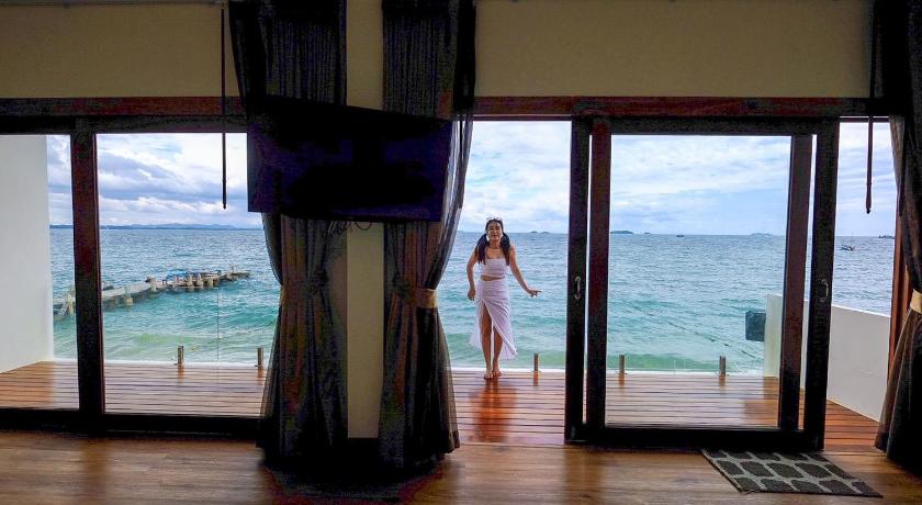 Image of Family Room with Sea View 11