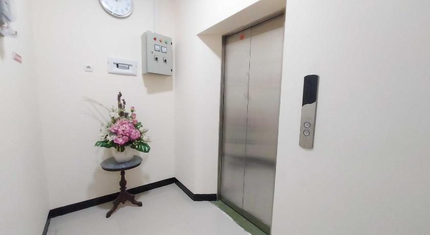 Rons City Hotel near Simpang Lima Semarang Mitra RedDoorz - image 18